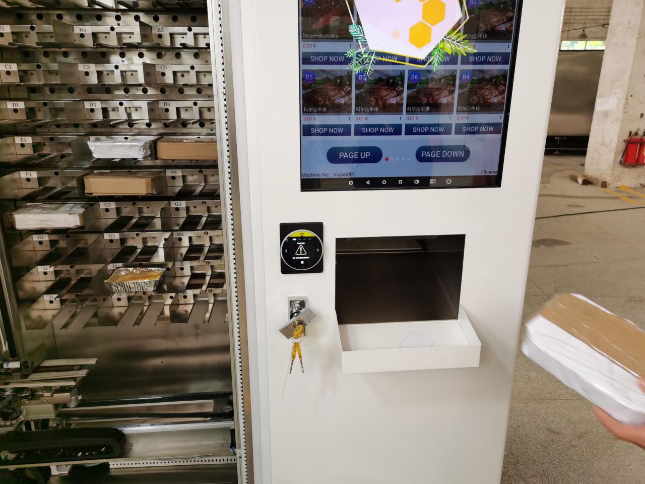 Hot food vending machine with online payment